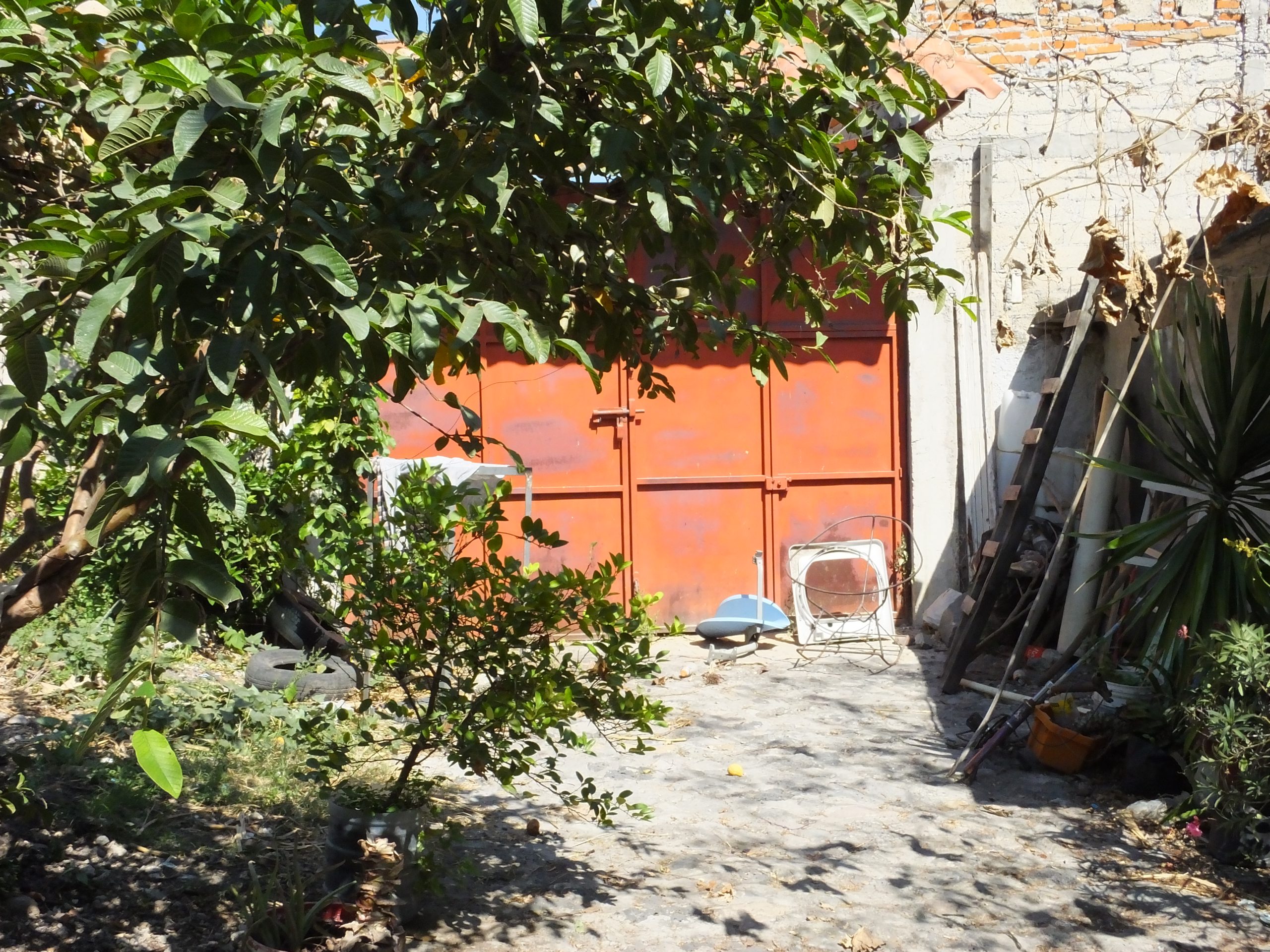 Terreno con pequeña construcción de casa en Acatlipa, Morelos